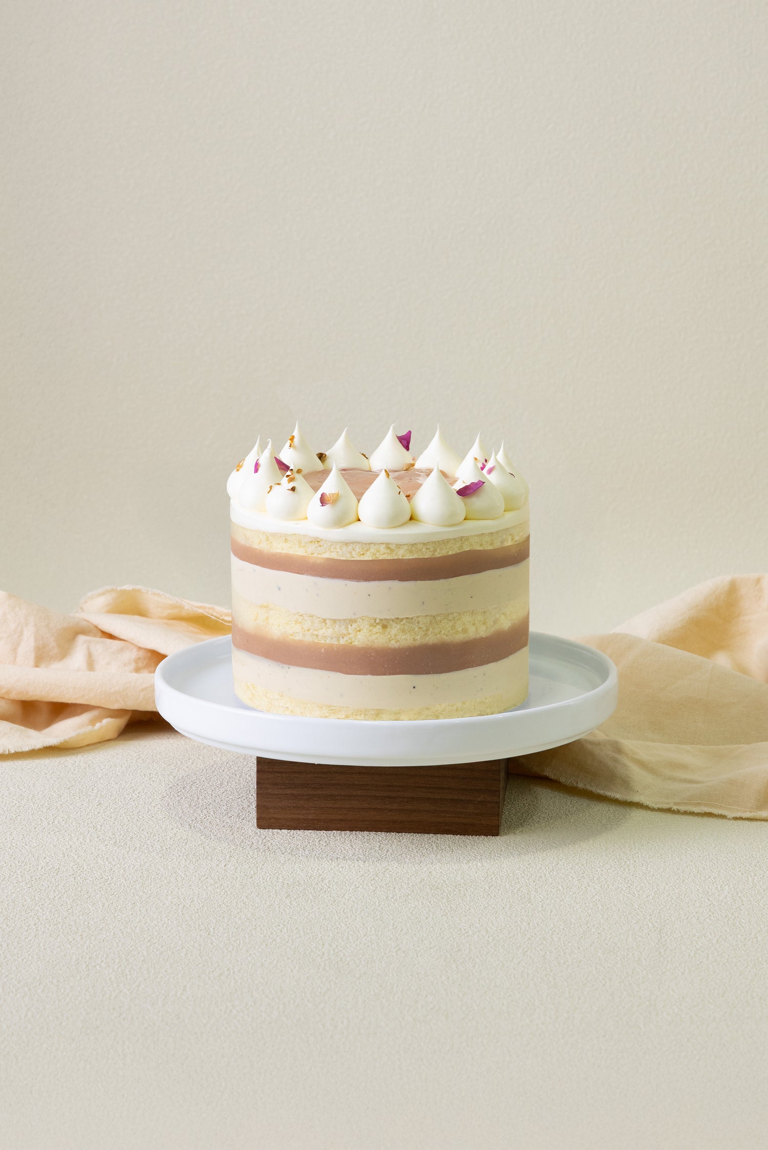 Oolong White Peach Victoria Naked Cake